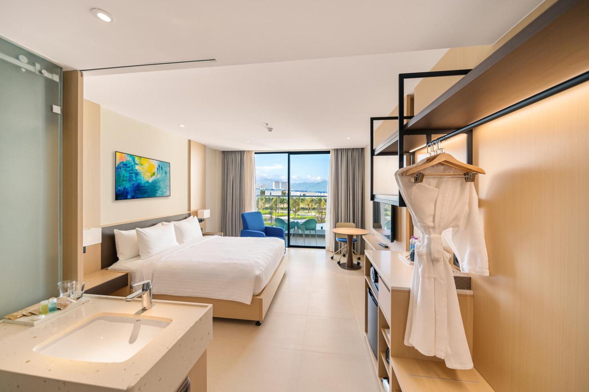 The Empyrean Cam Ranh Beach Resort Bagian luar foto